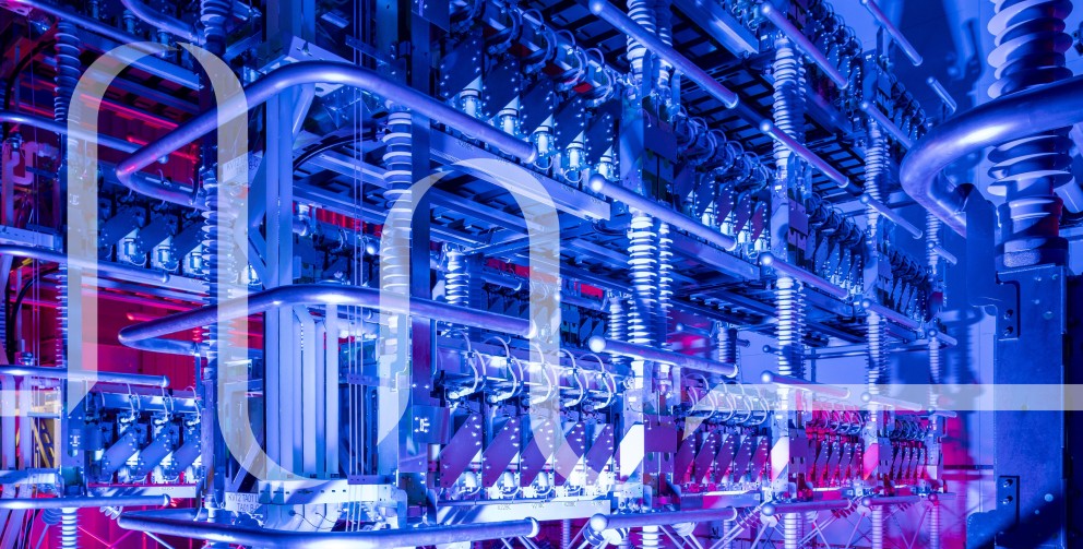 Blau beleuchtete Statcomanlage, ergänzt um illustratives Schmuckelement.