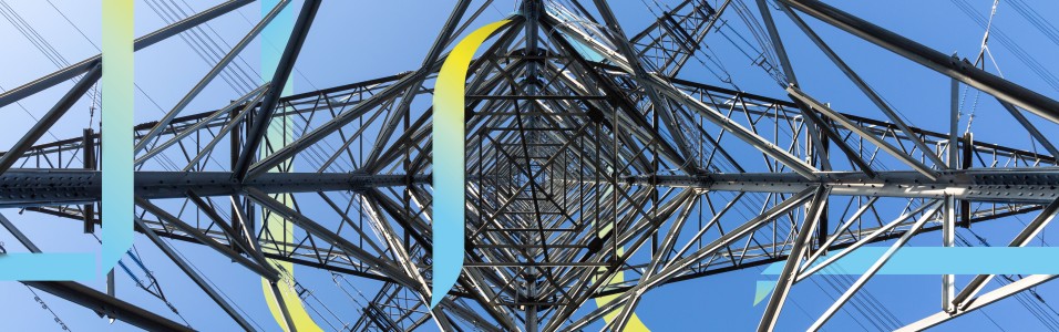 Hochspannungsmast zentral von unten nach oben fotografiert, ergänzt um illustratives Schmuckelement.