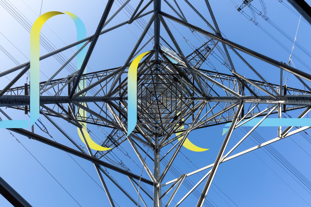 Hochspannungsmast zentral von unten nach oben fotografiert, ergänzt um illustratives Schmuckelement.